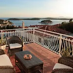 Tanya-apartments And Πανσιόν Χβαρ