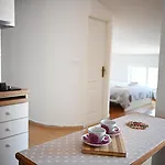 Tanya-apartments And Πανσιόν