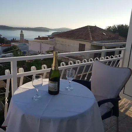Guest house Tanya-apartments And Hvar Town